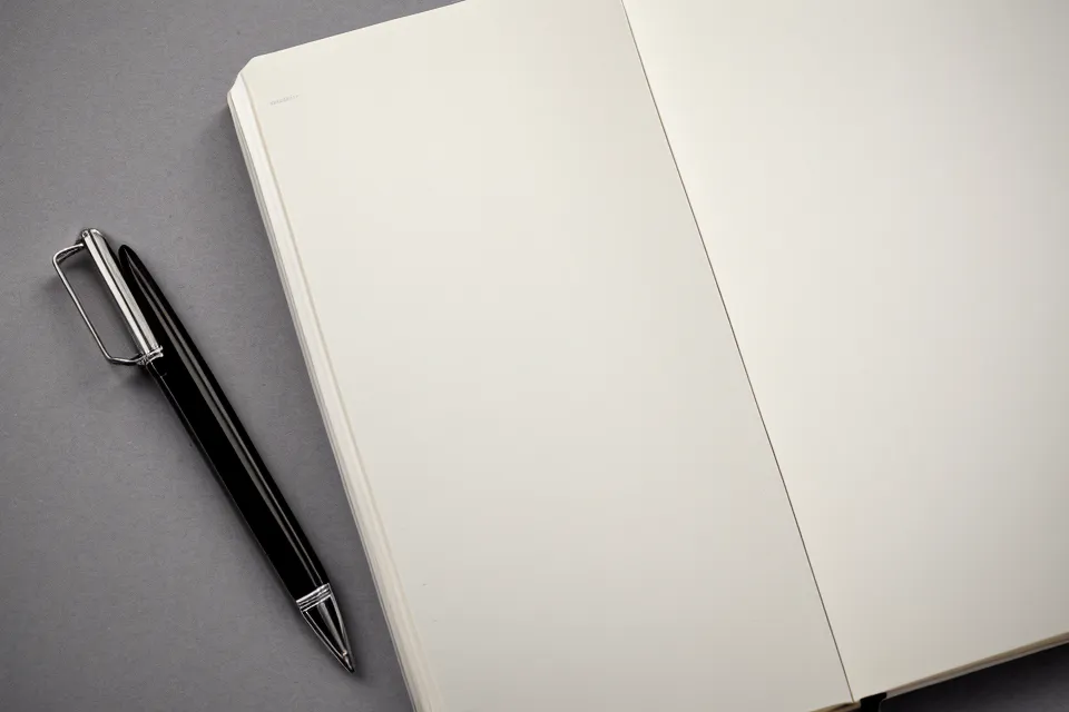 Nahaufnahme eines karierten Notizbuchs mit handschriftlichen Notizen zu Modul 3 und Zeitstempeln.