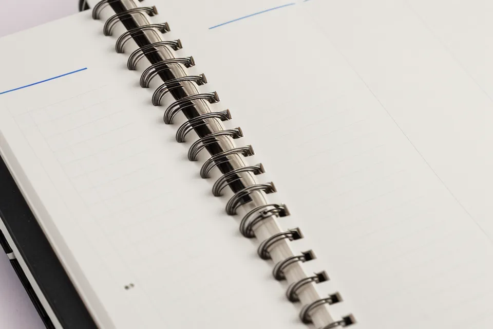 Notiztechnik im Detail: handgeschriebene Zeitstempel und Querverweise für die Quellenanalyse